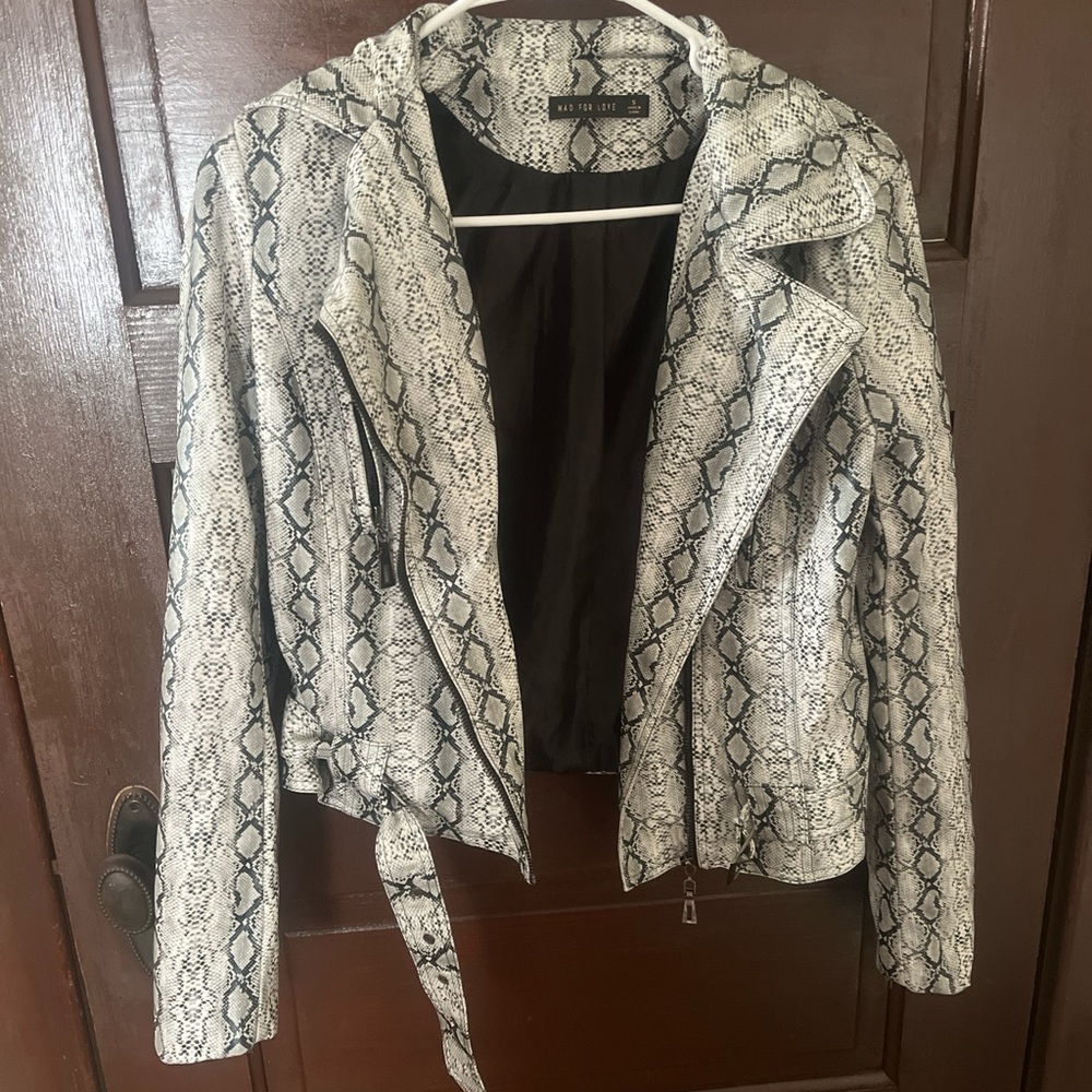Moto-Style Snake Print Faux Leather Jacket - White/Black